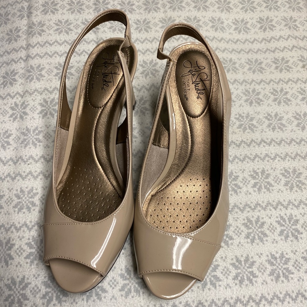Tan Life stride 4 inch heals